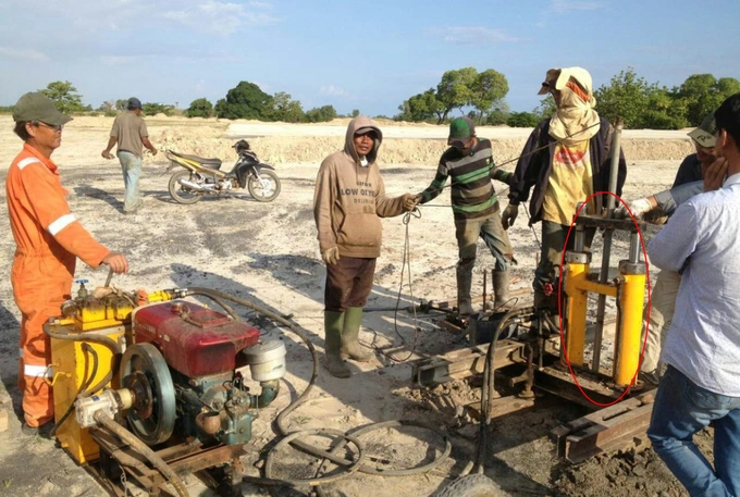 Modelo ligero de penetrómetro de cono estático CPT en máquina de investigación in situ de suelos